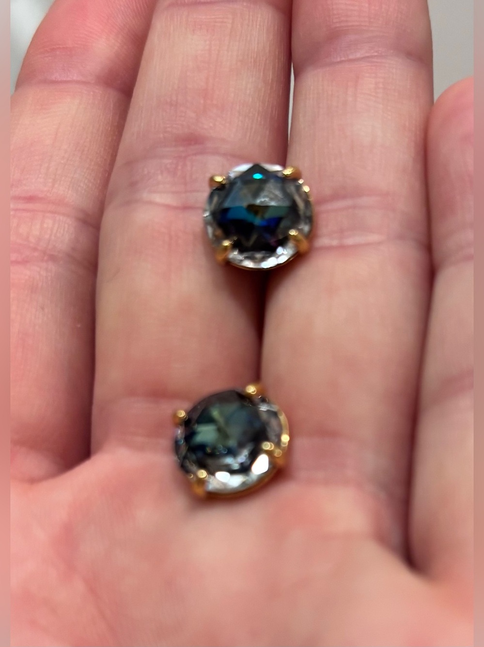 NEW! Kate♠️Spade ‘Bright Ideas! Studs feat. An iridescent black CZ stone 14KT 🥇